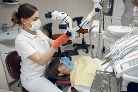 Лікування зубів і зубних каналів під мікроскопом