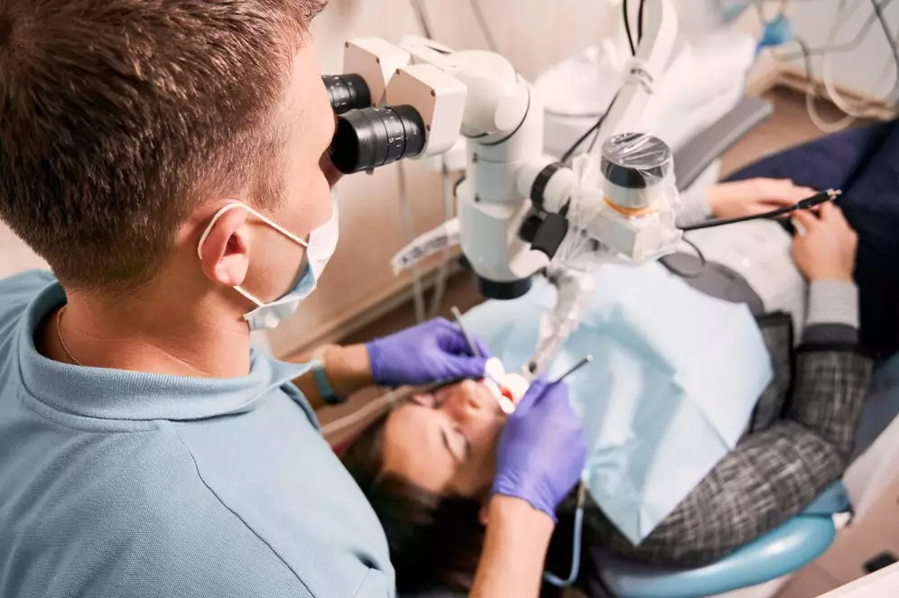 Treatment of teeth and dental canals under the microscope